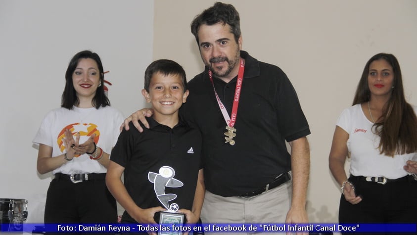 Las figuras, los chicos y el equipo del Fútbol Infantil tuvieron su gran noche.