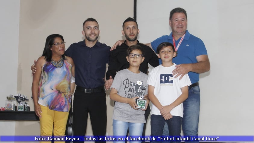 Las figuras, los chicos y el equipo del Fútbol Infantil tuvieron su gran noche.