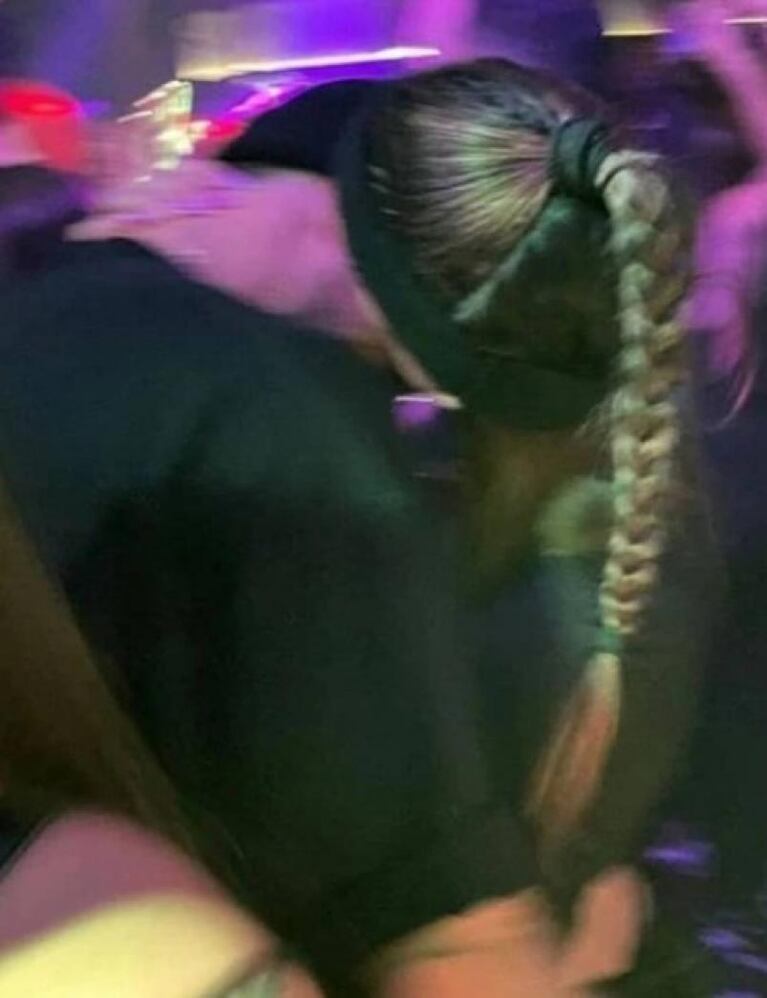 Las fotos del tremendo beso entre De Paul y Tini