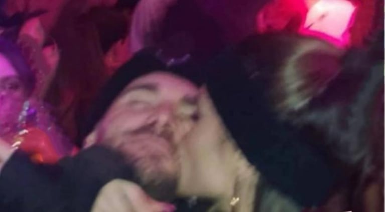Las fotos del tremendo beso entre De Paul y Tini