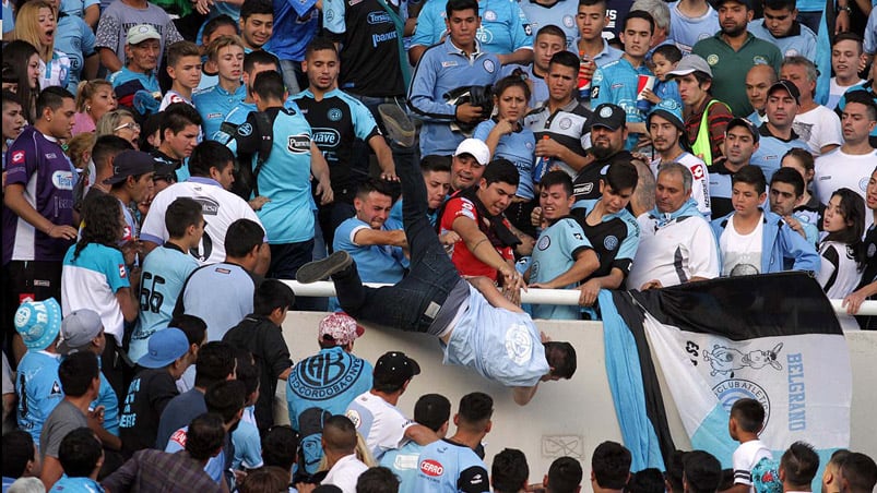 Las fotos muestran a cuatro de los cinco detenidos atacando a Emanuel.