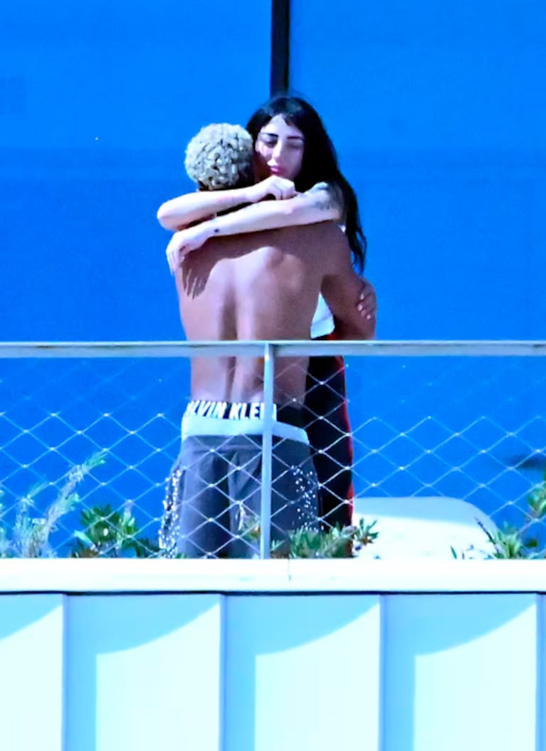 Las fotos románticas de Nicki Nicole y Lamine Yamal a puros mimos y abrazos bajo el sol