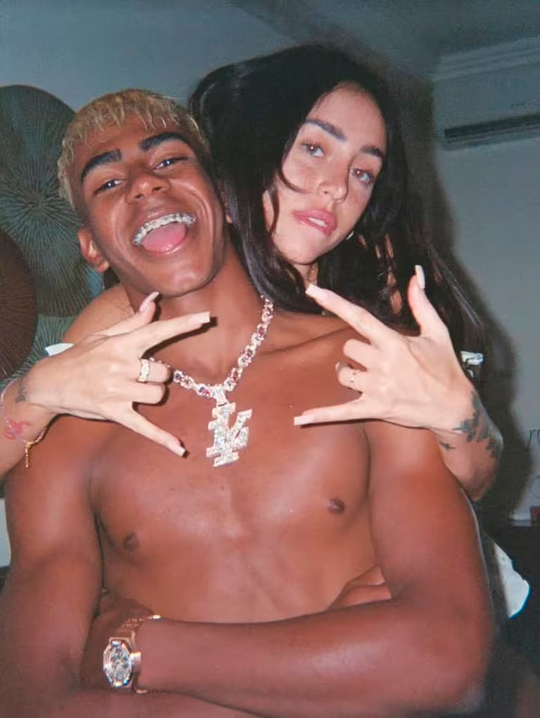 Las fotos románticas de Nicki Nicole y Lamine Yamal a puros mimos y abrazos bajo el sol