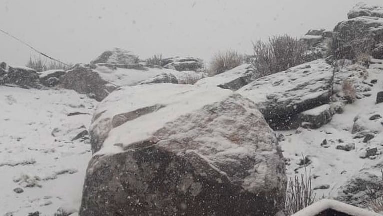 Las frías temperaturas trajeron nevadas en las Altas Cumbres.