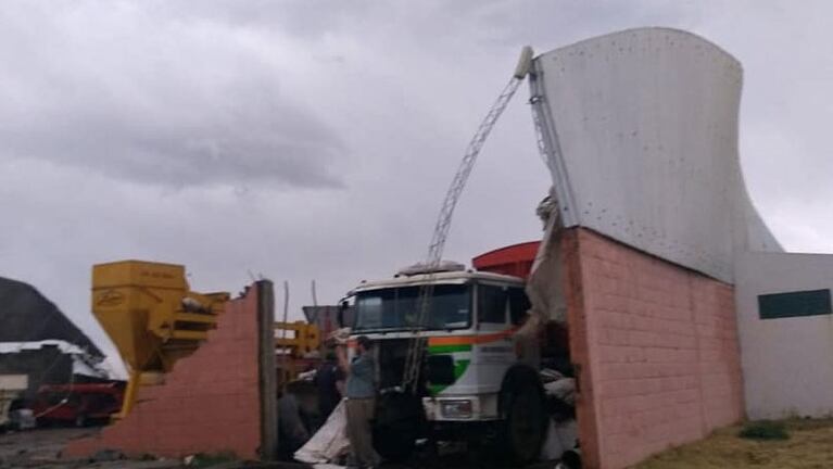 Las fuertes ráfagas de viento provocaron daños en varias localidades del sur de Córdoba.