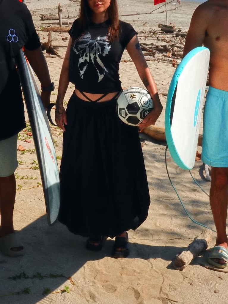 Las gloriosas vacaciones familiares de María Becerra en Costa Rica: “Surfing y fulbito 24/7”