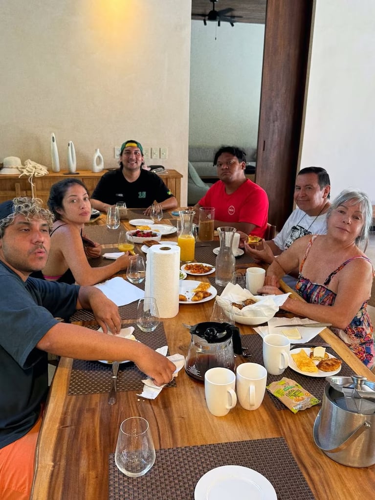Las gloriosas vacaciones familiares de María Becerra en Costa Rica: “Surfing y fulbito 24/7”