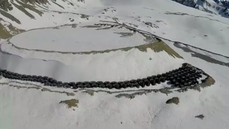 Las gomas gigantes de los camiones mineros se descomponen entre la nieve y el agua.