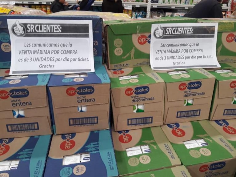 Las góndolas de los súper: carteles con límites de compras, suba de precios y largas colas