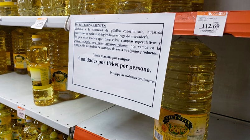 Las góndolas de los súper: carteles con límites de compras, suba de precios y largas colas