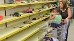 Las góndolas lucen vacías en los supermercados de Venezuela.