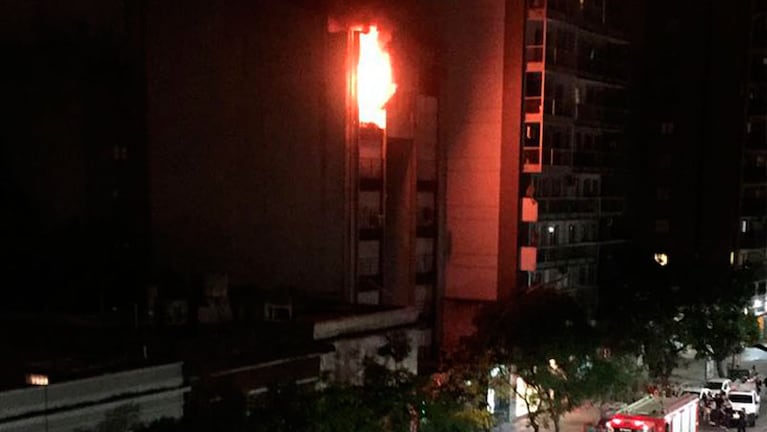 Las grandes llamas alcanzan dos pisos del edificio.