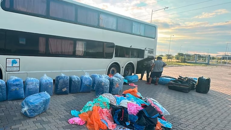 Las hojas de coca viajaban entre bolsos de ropa.