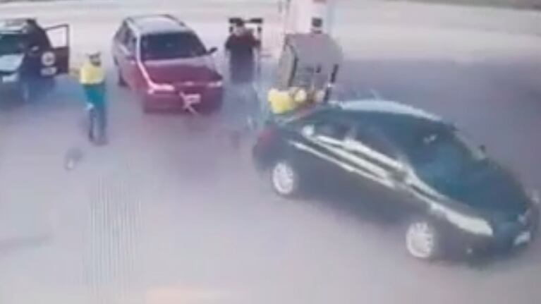 Las imágenes muestran como el conductor atropella al playero.