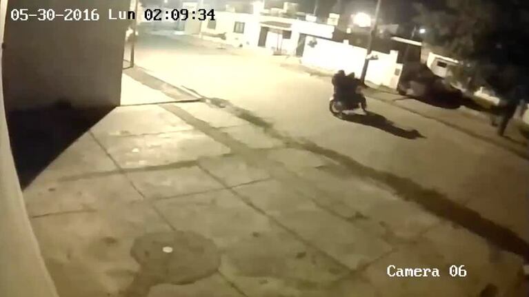 Las imágenes muestran cómo rompen la puerta a patadas para robar. Foto: cámara de seguridad.