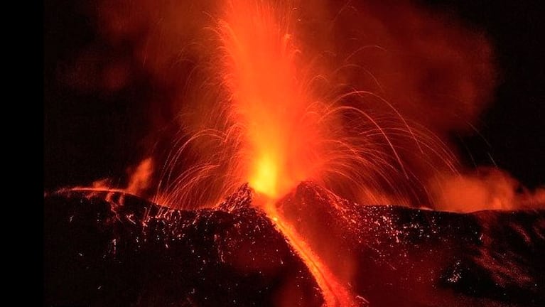 Las impactantes imágenes de dos volcanes en erupción