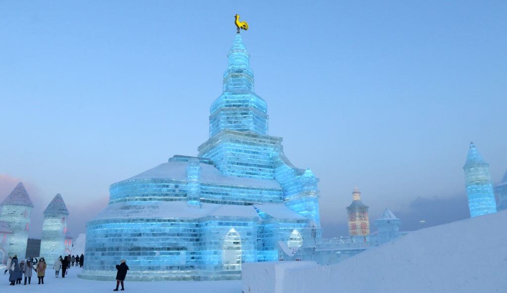 Las impresionantes esculturas son creadas con hielo del río Songhua.