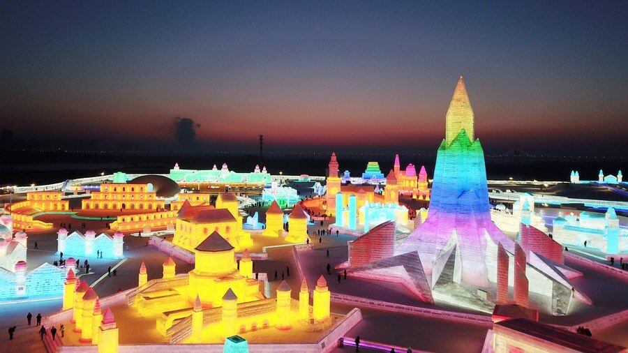 Las impresionantes esculturas son creadas con hielo del río Songhua.