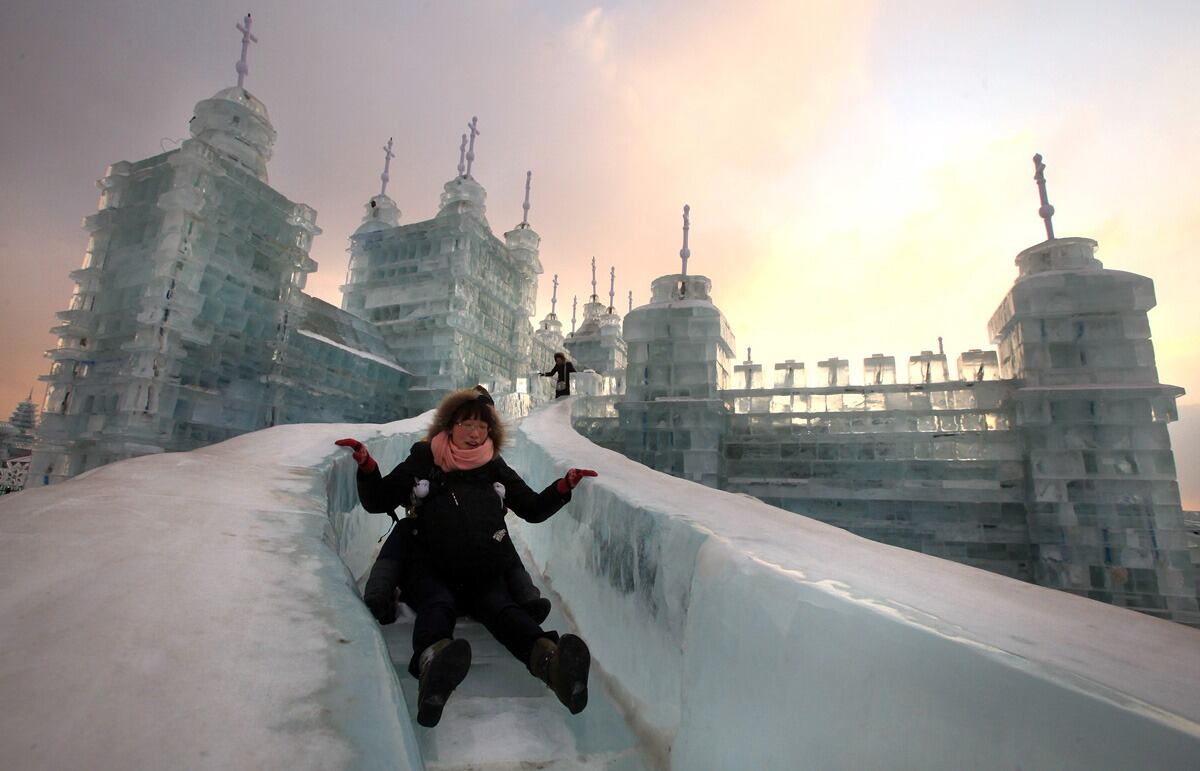 Las impresionantes esculturas son creadas con hielo del río Songhua.