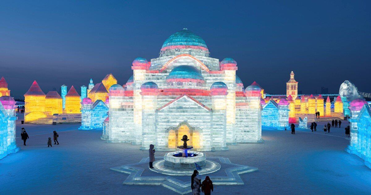 Las impresionantes esculturas son creadas con hielo del río Songhua.