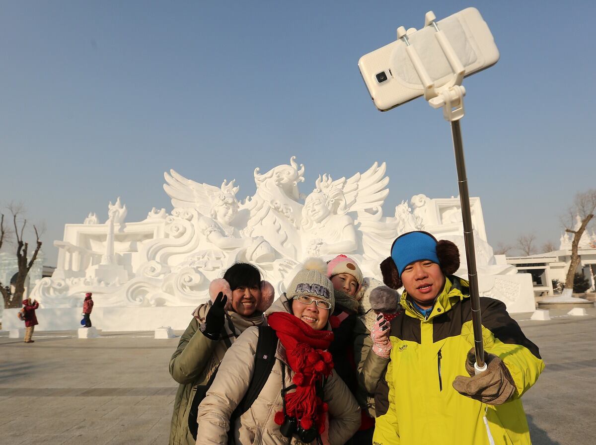 Las impresionantes esculturas son creadas con hielo del río Songhua.