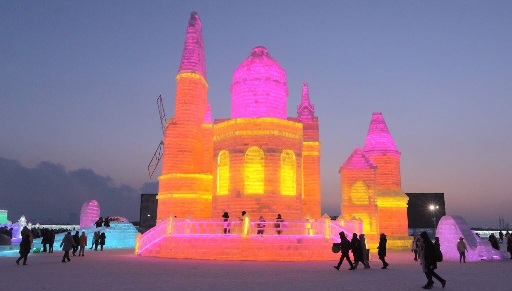 Las impresionantes esculturas son creadas con hielo del río Songhua.