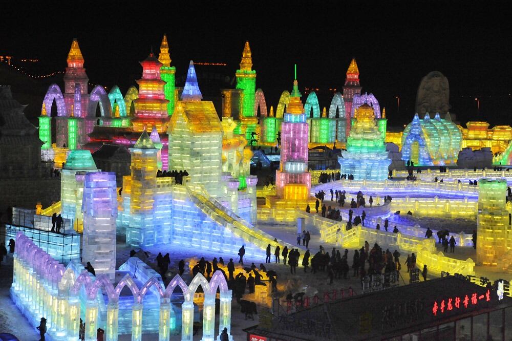 Las impresionantes esculturas son creadas con hielo del río Songhua.
