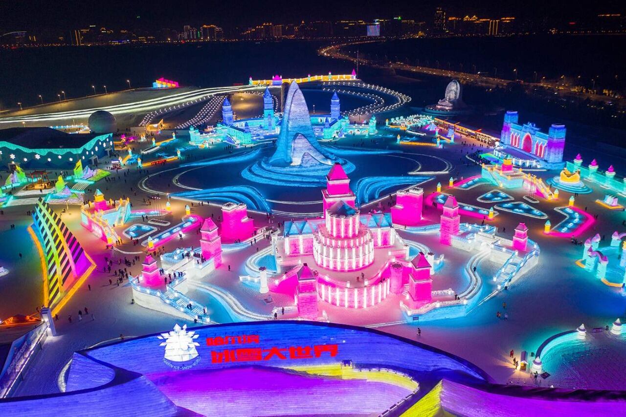 Las impresionantes esculturas son creadas con hielo del río Songhua.