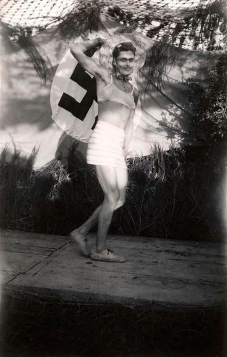 Las impresionantes fotos del travestismo de los soldados nazis de Hitler