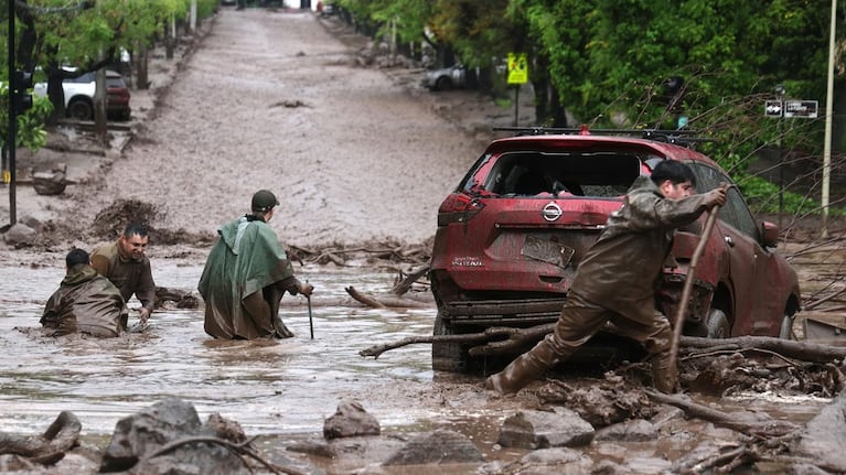 Las intensas lluvias en la precordillera generaron desbordes, inundaciones y daños.