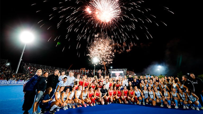 Las Leonas en la reinauguración de la cancha "Soledad García" en Córdoba.