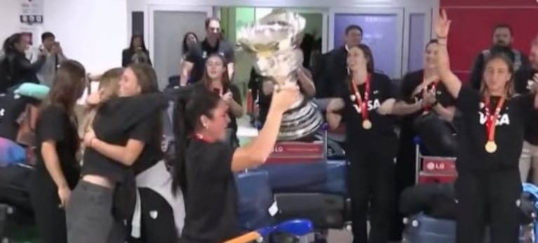 Las Leonas llegaron a Argentina con la Copa del Mundo.