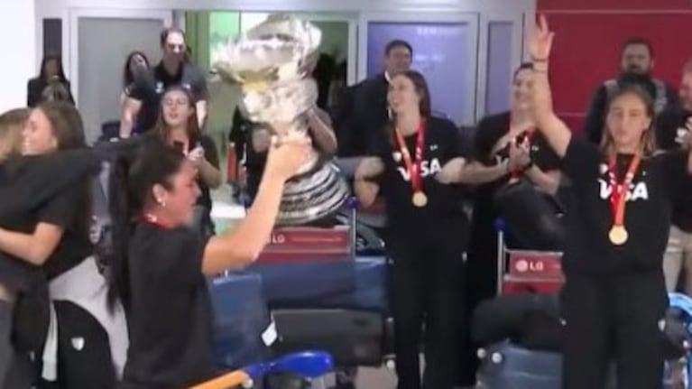Las Leonas llegaron a Argentina con la Copa del Mundo.