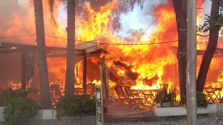 Las llamas arrasaron con un restaurante en la Recta Martinolli.