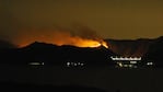 Las llamas avanzan y los bomberos siguen luchando. Foto: Gabriel Napal.