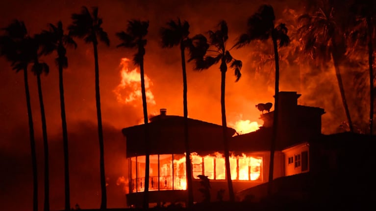 Las llamas continúan propagándose con fuerza en California.
