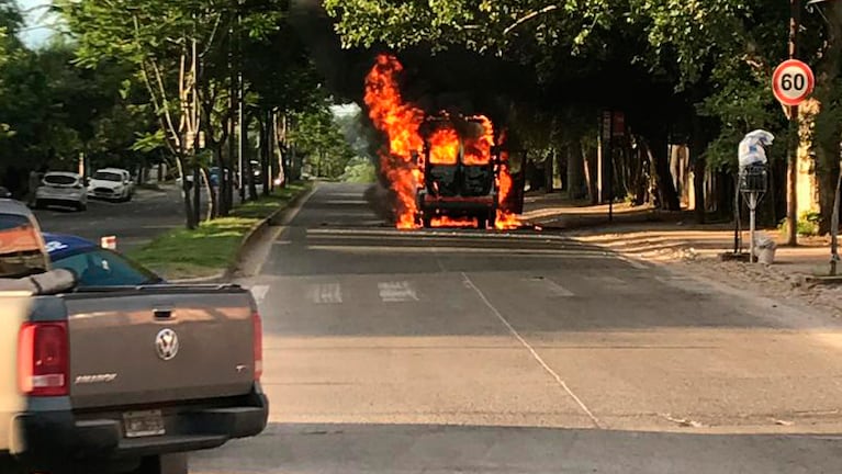 Las llamas destruyeron el vehículo en pocos minutos.