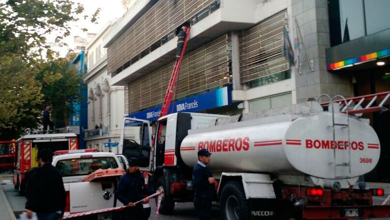 Las llamas destruyeron la planta alta de la sucursal del Banco Francés.