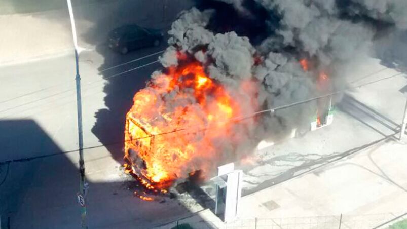 Las llamas destruyeron un trolebus en la Plaza España. Foto: Mariana Solis.