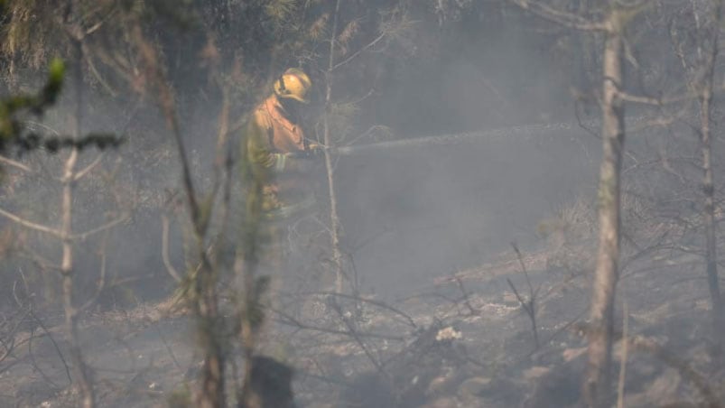 Las llamas no cesan y los bomberos están ahí, luchando por toda una población.