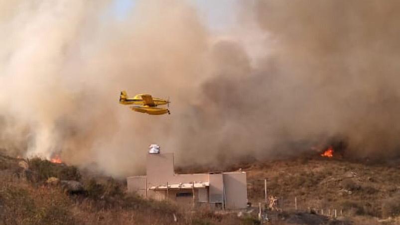 Las llamas se acercan a las viviendas y crece el drama en las sierras.