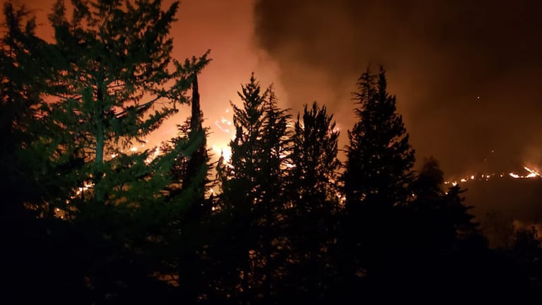 Las llamas se dispersaron por el Valle de Paravachasca. Foto: Néstor Ghino/ElDoce.