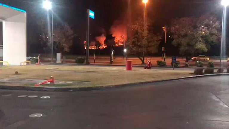 Las llamas se veían desde la estación de servicio de avenida Sabatini. 
