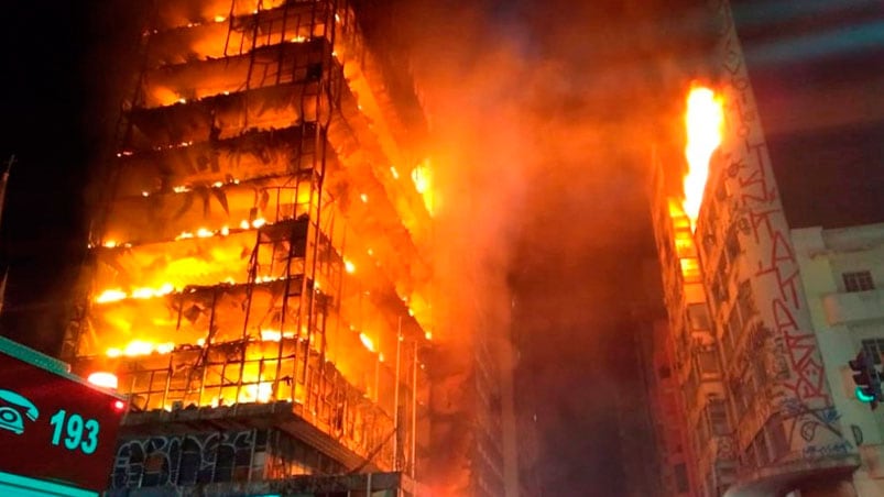 Las llamas tomaron por completo al edificio.