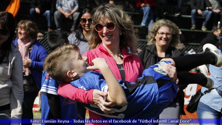 Las mamis acompañaron a los chicos de Luque en el día de la madre. 