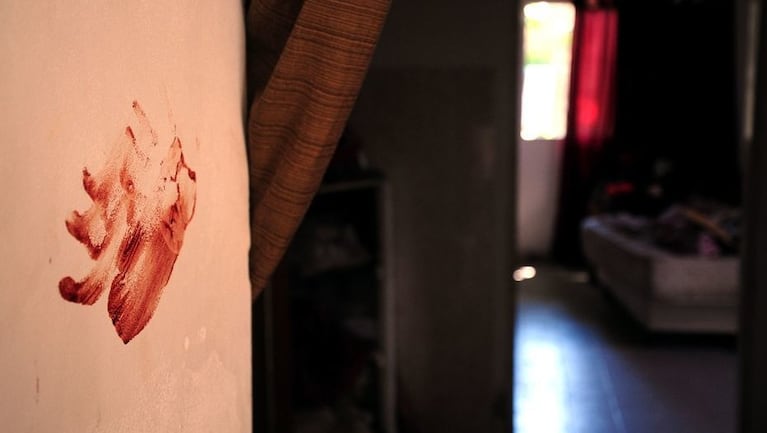 Las manchas de sangre en al pared de la vivienda.