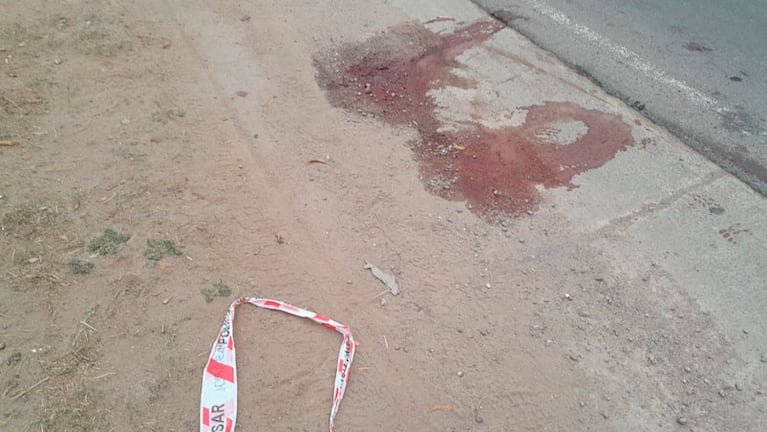Las manchas de sangre luego de la tragedia vial. Foto: Pablo Olivarez / El Doce.