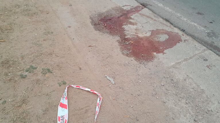 Las manchas de sangre luego de la tragedia vial. Foto: Pablo Olivarez / El Doce.
