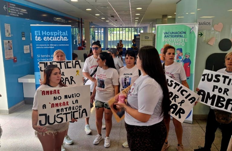 Las manifestantes ingresaron al edificio. Foto: @leoguevara80