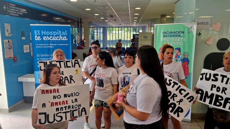 Las manifestantes ingresaron al edificio. Foto: @leoguevara80